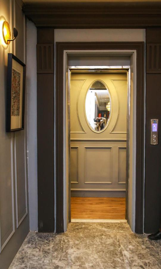 Ambiance Boutique Art Hotel Lahore Extérieur photo A mirror in a lift