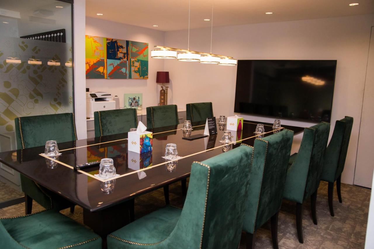 Ambiance Boutique Art Hotel Lahore Extérieur photo The boardroom at the 2018 edition of the World Economic Forum on the Middle East, Africa and Eurasia