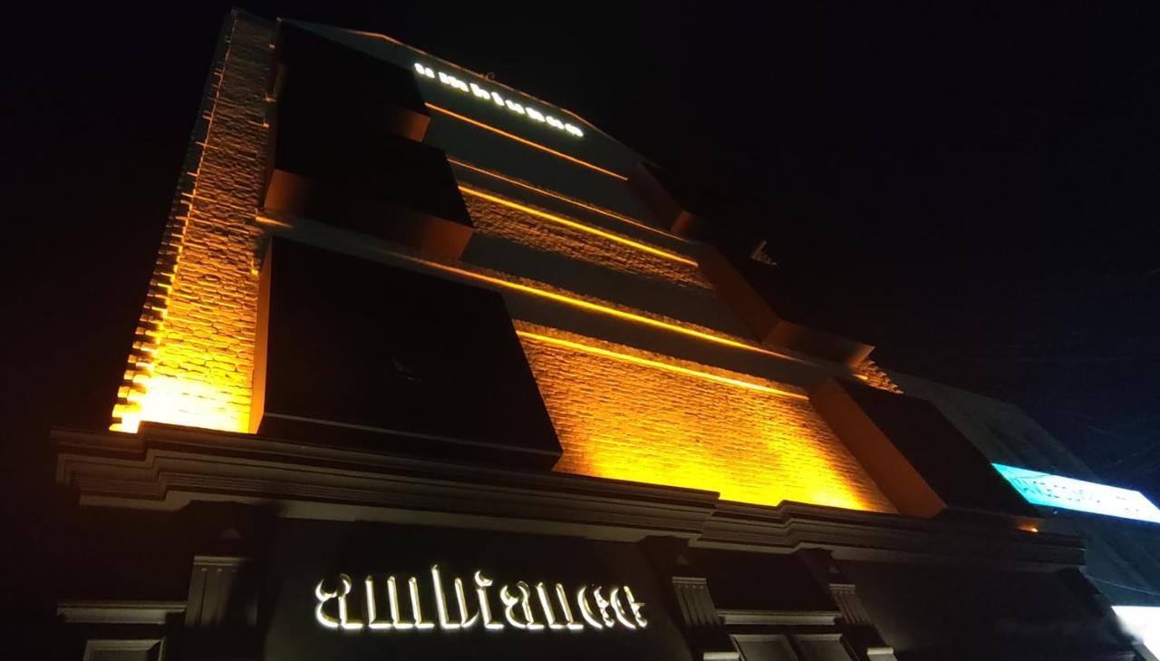 Ambiance Boutique Art Hotel Lahore Extérieur photo The building at night