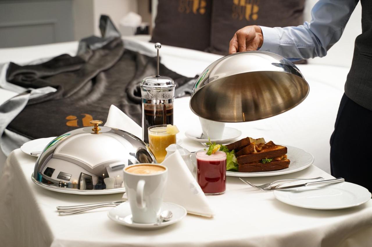 Ambiance Boutique Art Hotel Lahore Extérieur photo A waiter serving breakfast