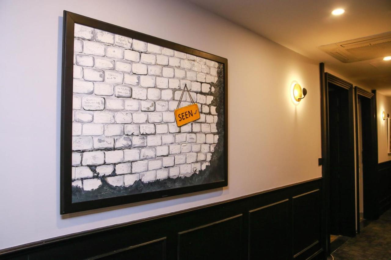 Ambiance Boutique Art Hotel Lahore Extérieur photo A piece of the Berlin Wall at the British Embassy in Tokyo