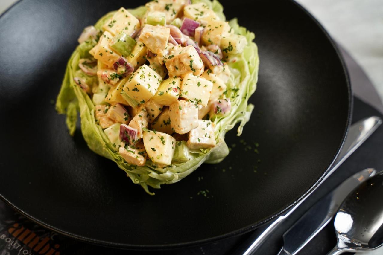 Ambiance Boutique Art Hotel Lahore Extérieur photo A salad with chicken