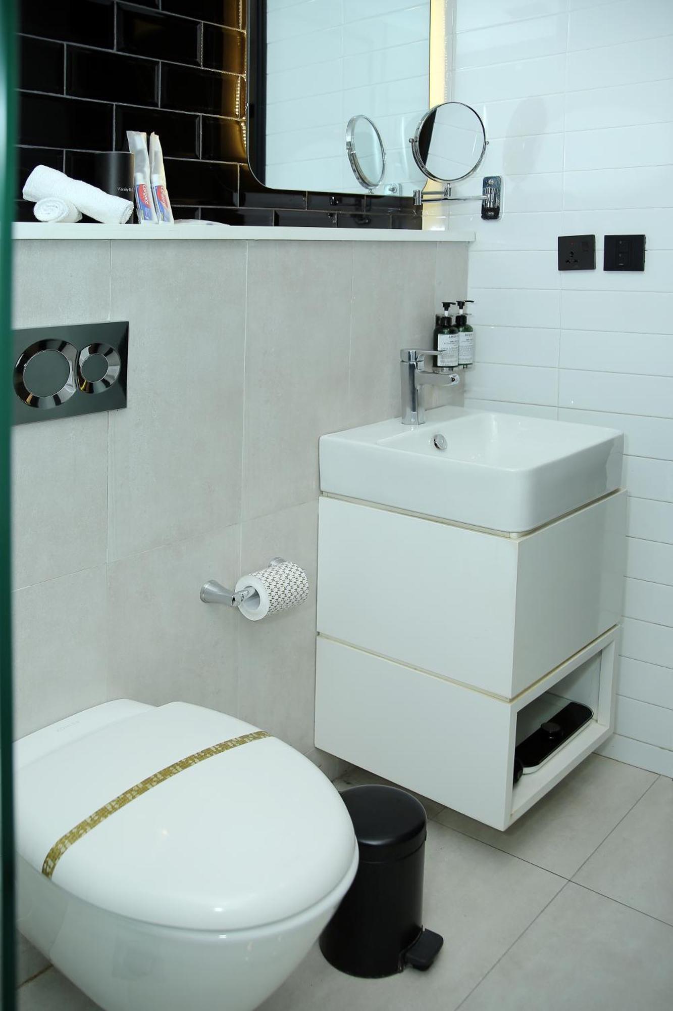 Ambiance Boutique Art Hotel Lahore Chambre photo A modern bathroom