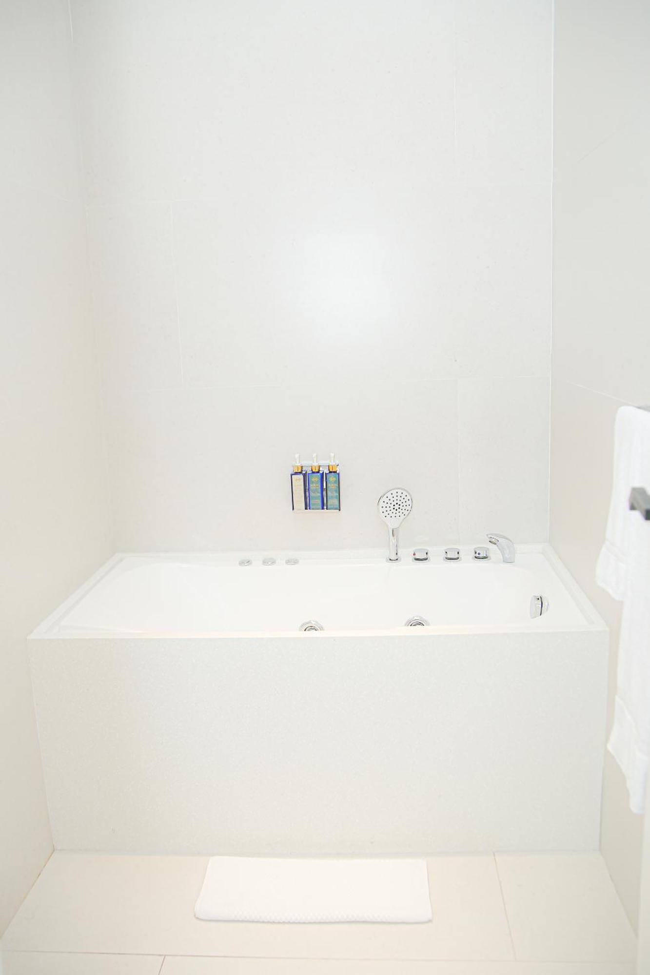 Ambiance Boutique Art Hotel Lahore Chambre photo A shower tray