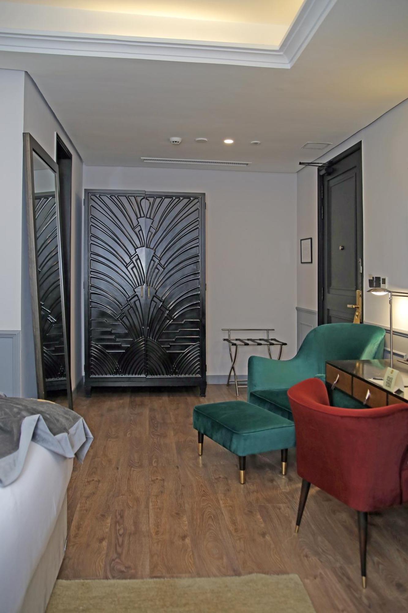 Ambiance Boutique Art Hotel Lahore Chambre photo A room at the Hotel de Crillon
