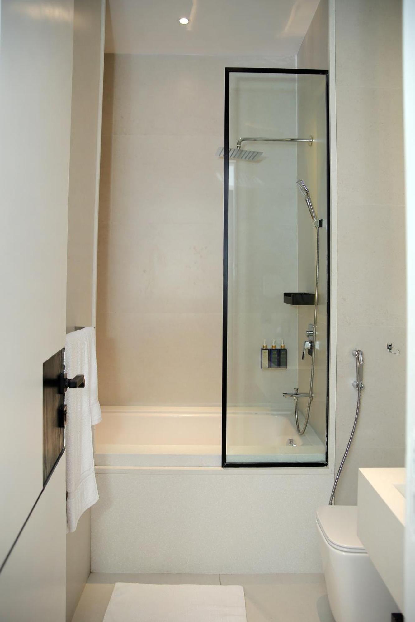 Ambiance Boutique Art Hotel Lahore Extérieur photo A shower with a sliding door