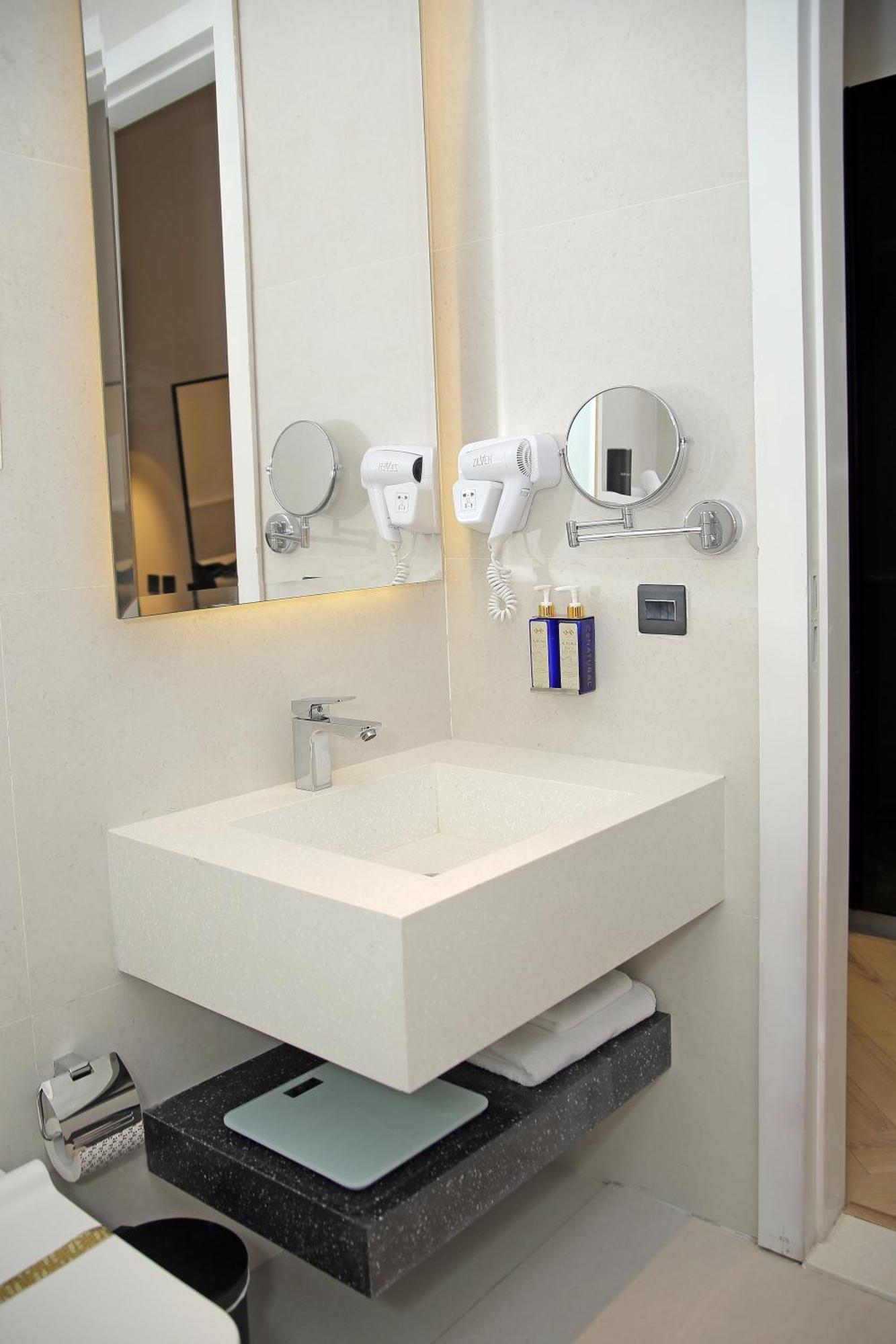 Ambiance Boutique Art Hotel Lahore Chambre photo A wall mounted hair dryer in a hotel bathroom