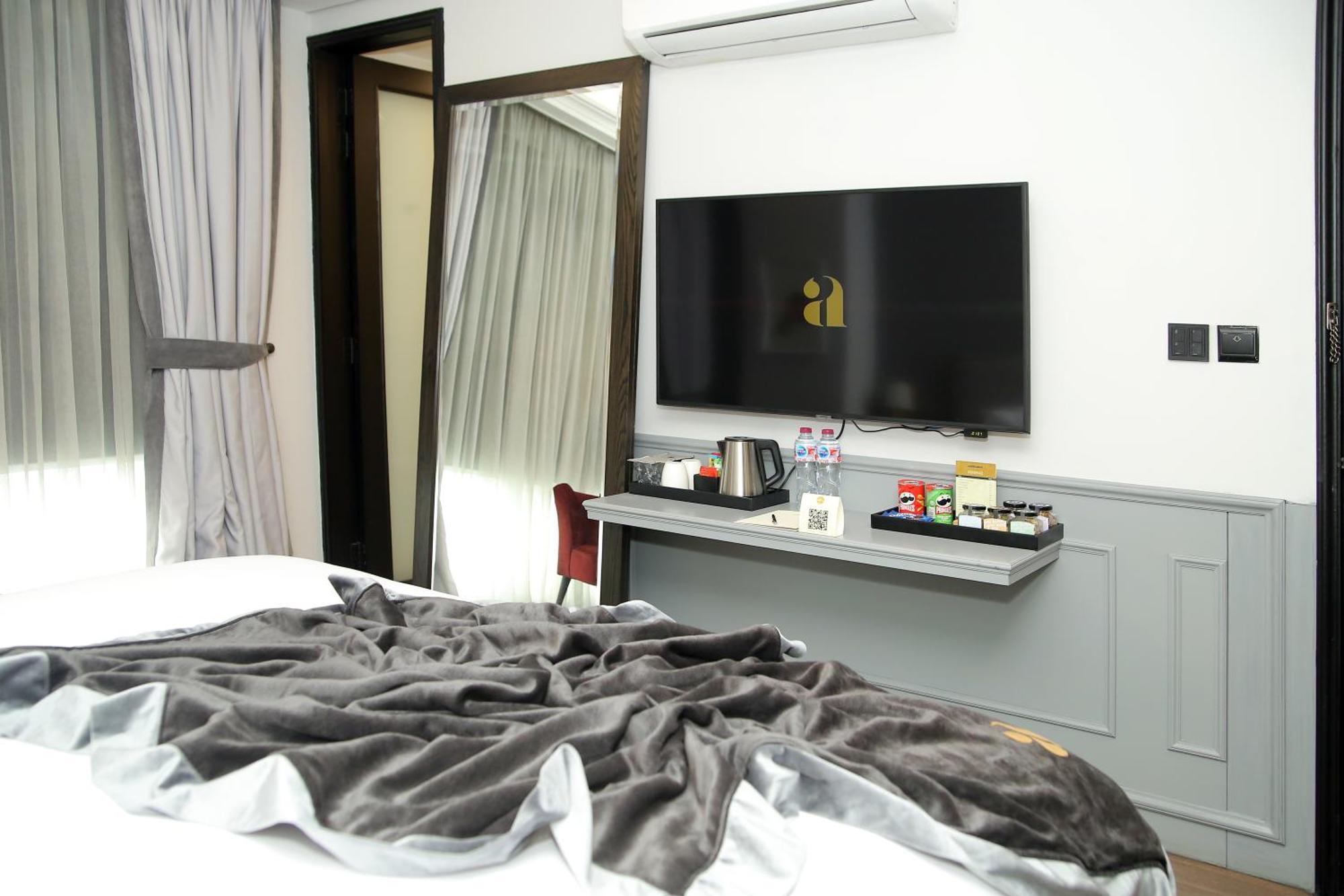 Ambiance Boutique Art Hotel Lahore Chambre photo A television in a hotel room