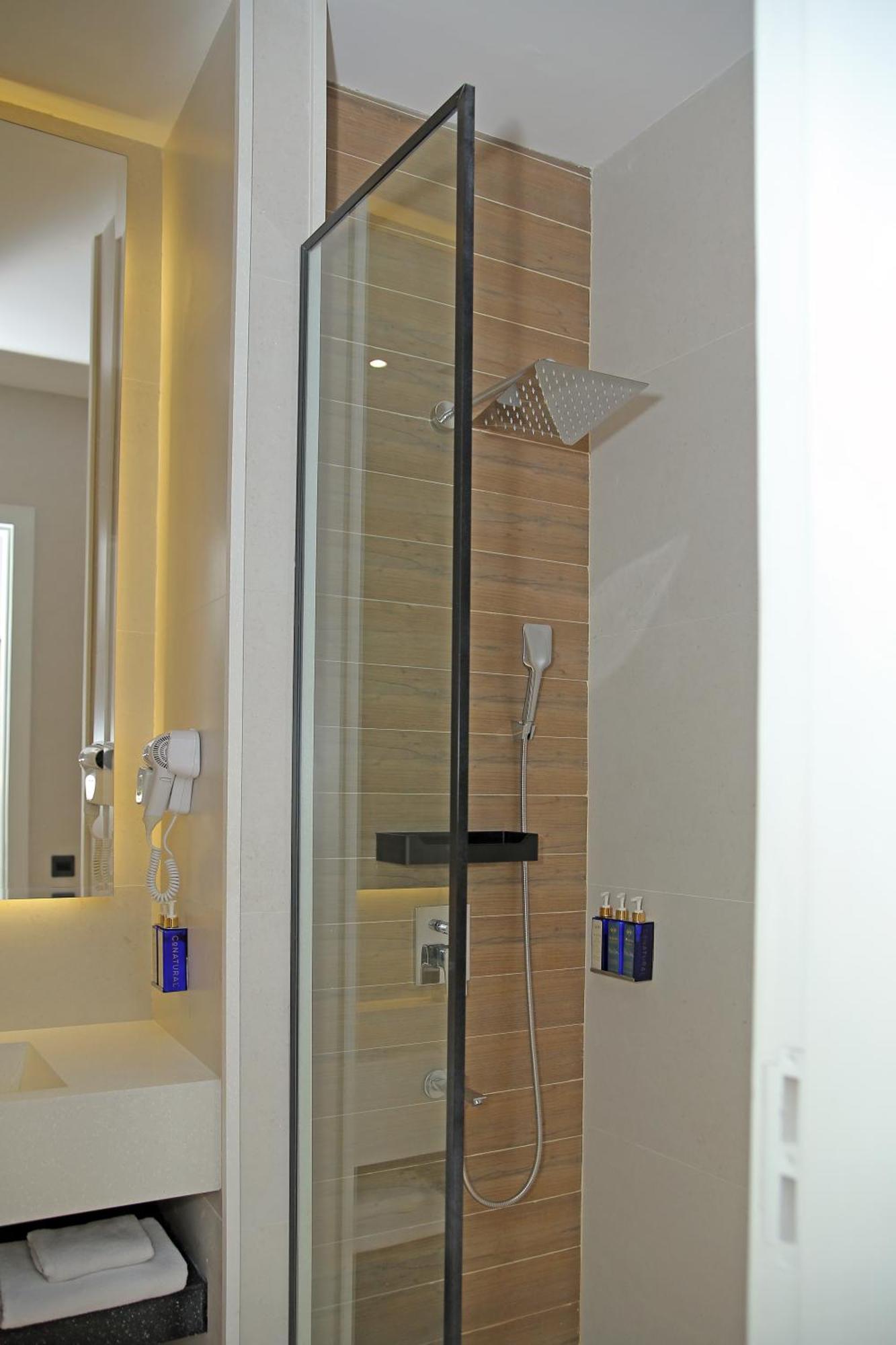 Ambiance Boutique Art Hotel Lahore Extérieur photo A shower with a fixed shower head and a handheld shower head