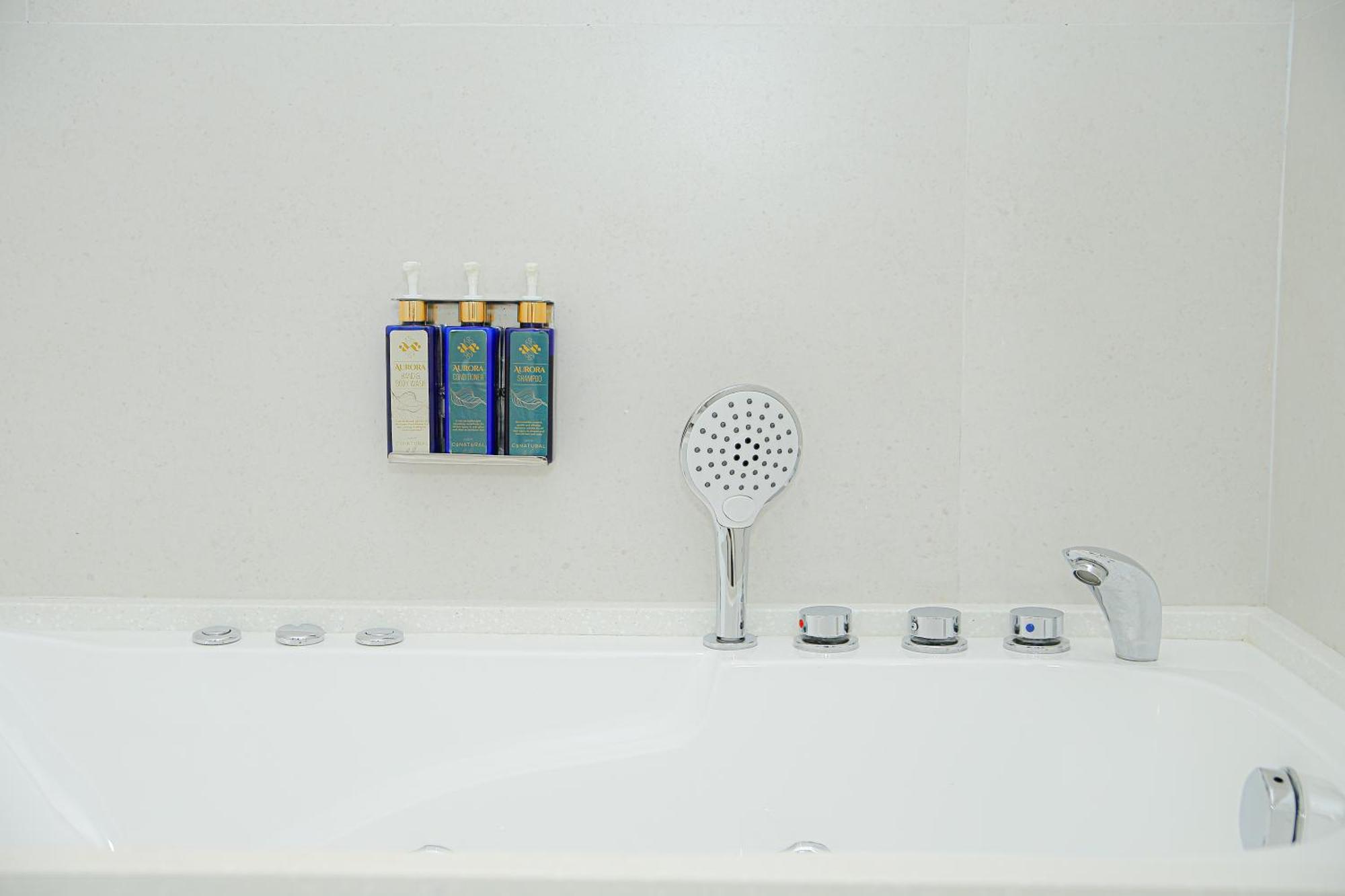 Ambiance Boutique Art Hotel Lahore Chambre photo A shower bath