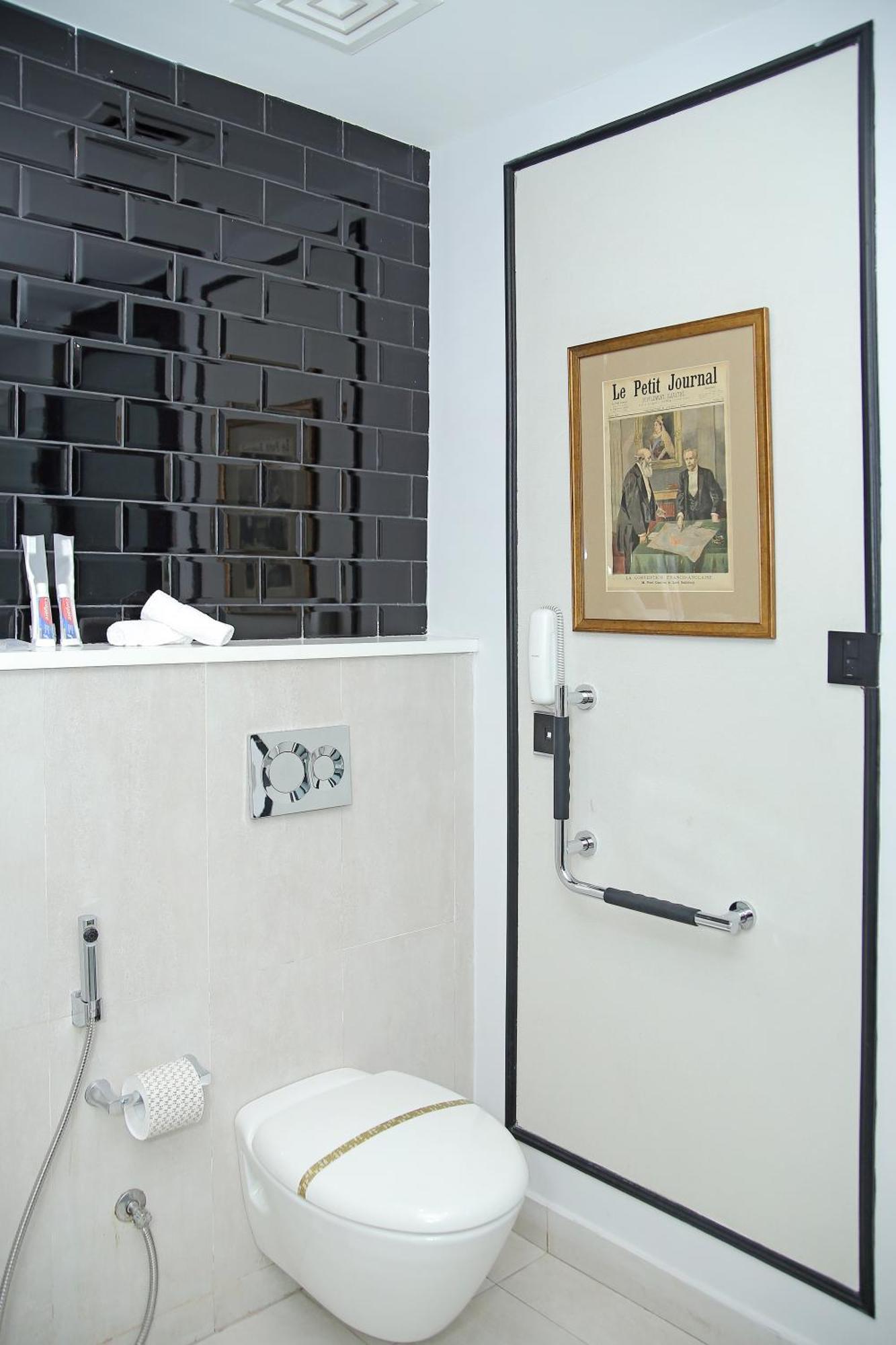 Ambiance Boutique Art Hotel Lahore Chambre photo A concealed shower valve