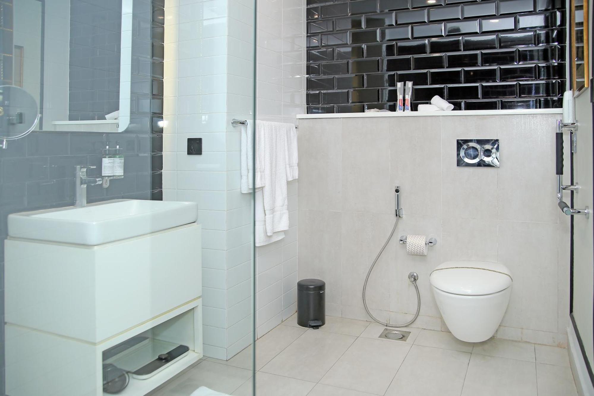 Ambiance Boutique Art Hotel Lahore Chambre photo Bathroom with a bidet and a shower
